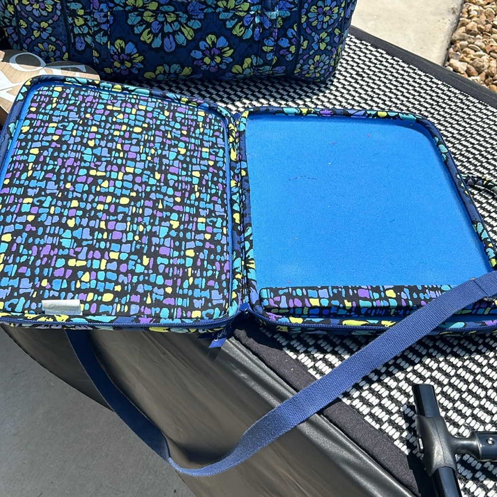 5 piece Vera Bradley travel set : Indigo Pop
Fall 2012 - Picture 14 of 14